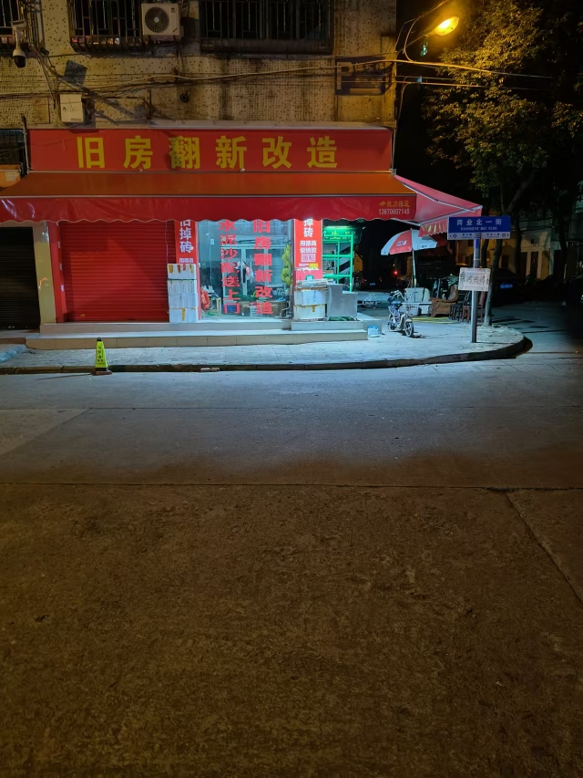 旺铺转让55平米3400元/月商铺，商业城旁边一楼铺面。有15平的冷库。
