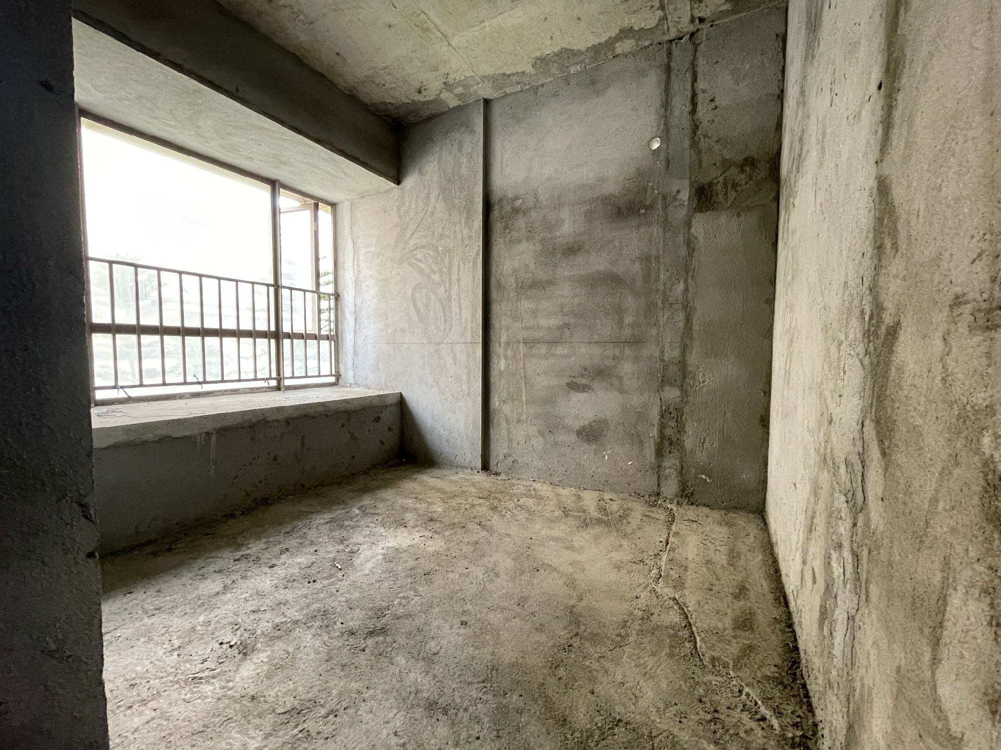 低楼层靓盘，博雅滨江3室2厅毛胚房，业主诚信出售，地段好近商区