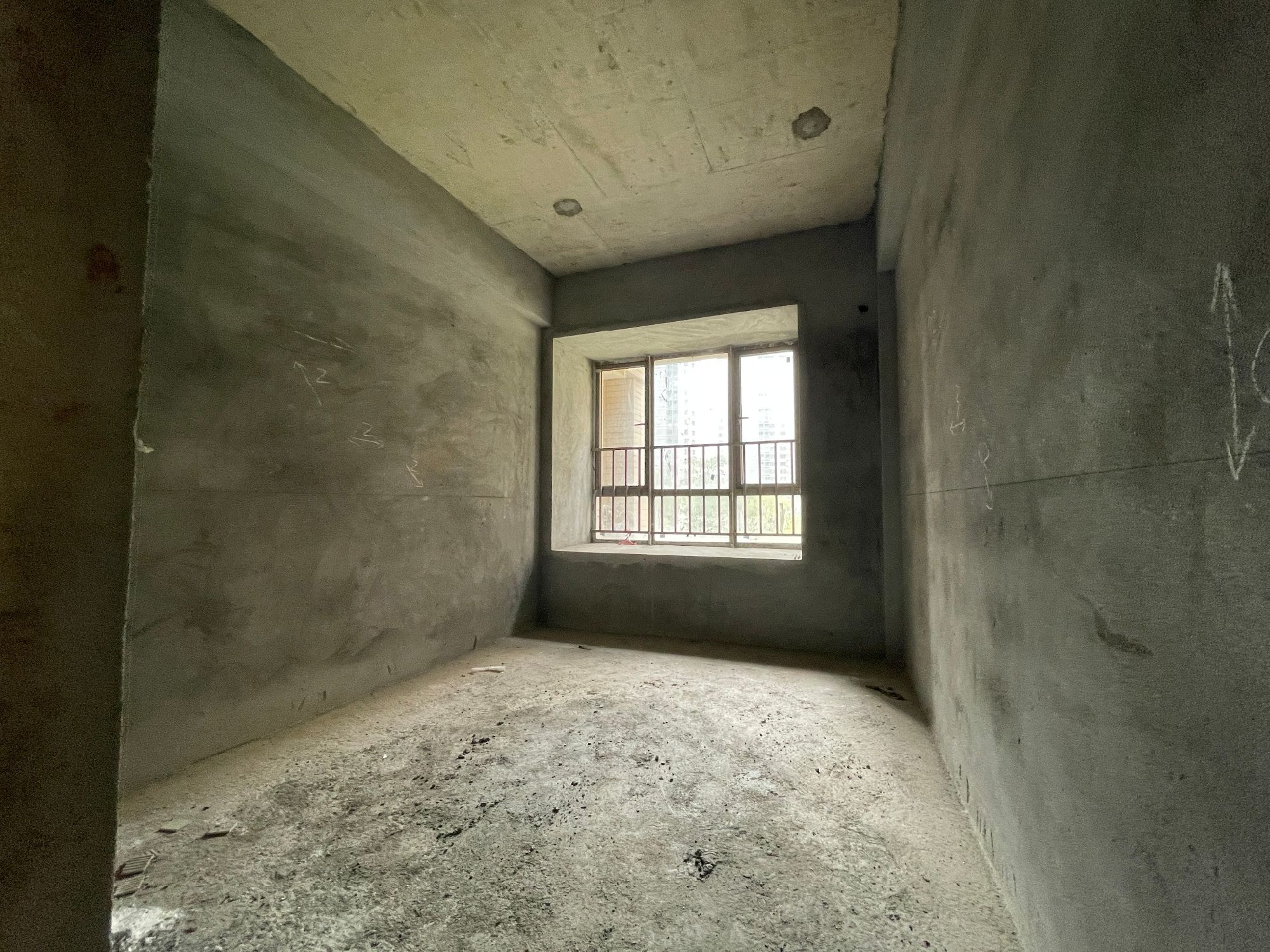 低楼层靓盘，博雅滨江3室2厅毛胚房，业主诚信出售，地段好近商区