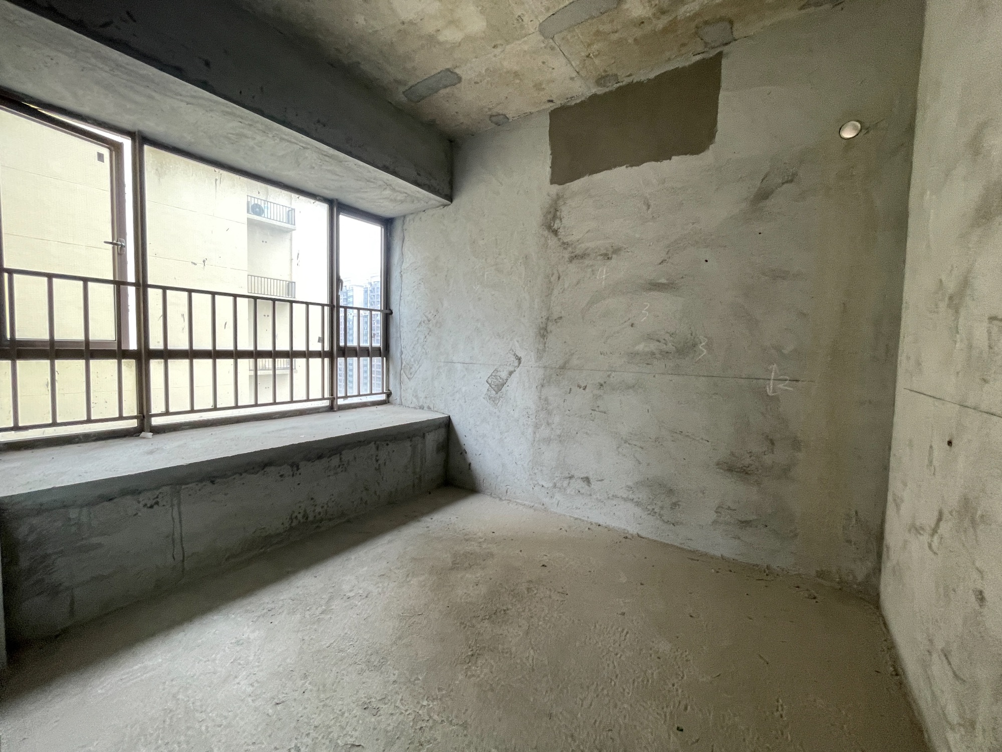 业主急售，中间楼层南向采光好房，博雅滨江4室2厅2卫，毛胚装修自由，诚心出售
