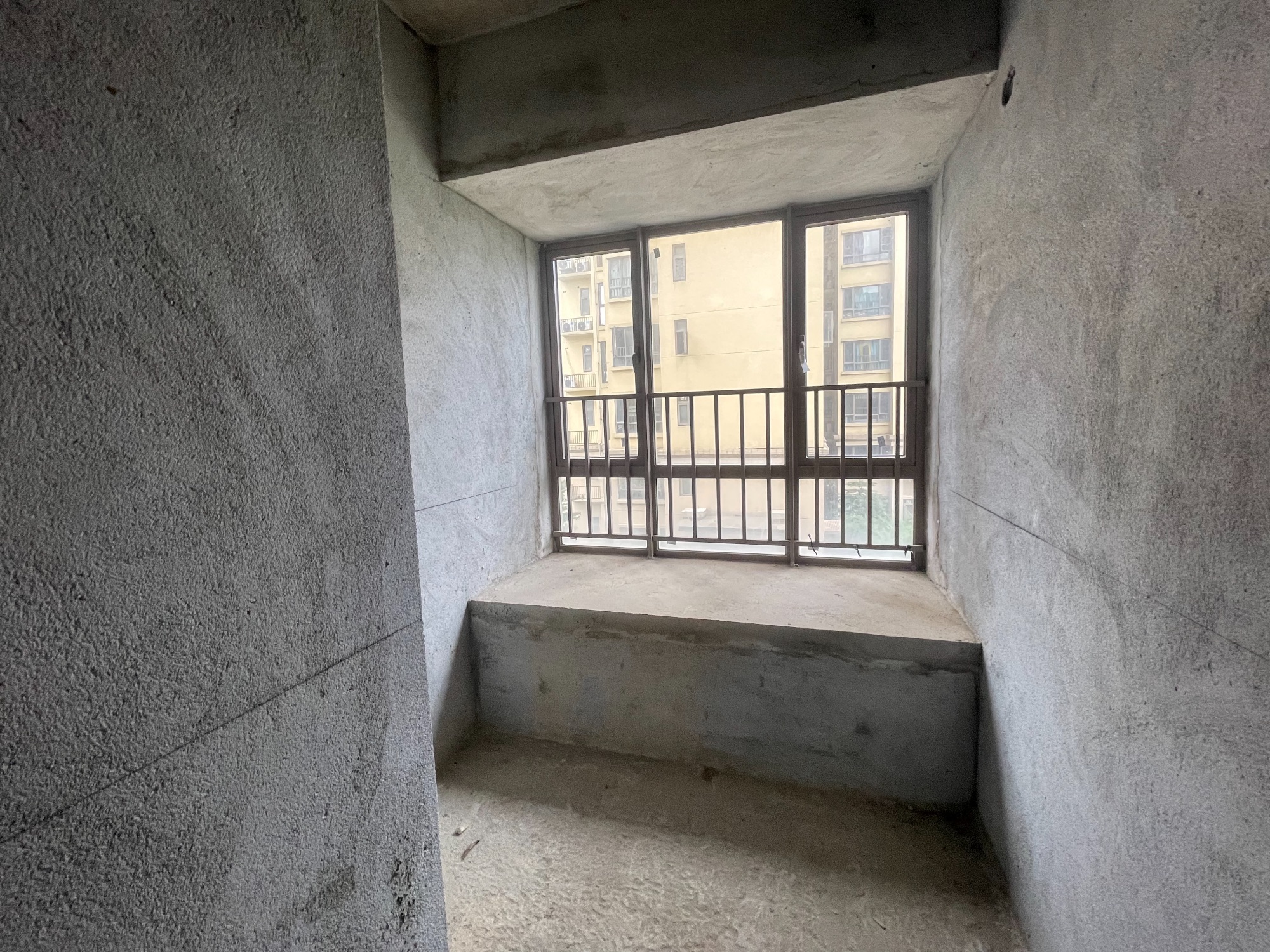 低楼层毛胚窗景房，博雅滨江4室2厅2卫，适合全家人居住，花园式小区环境好，诚心出