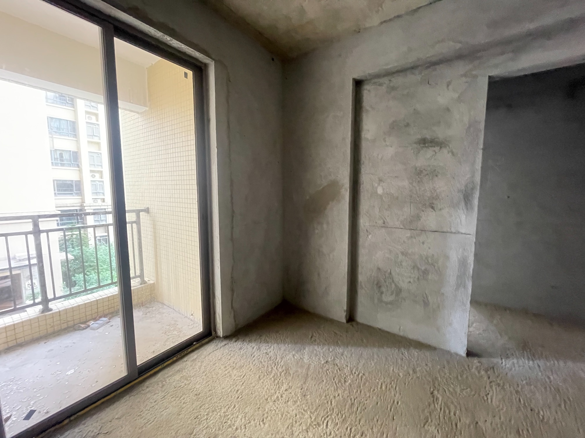 低楼层毛胚窗景房，博雅滨江4室2厅2卫，适合全家人居住，花园式小区环境好，诚心出