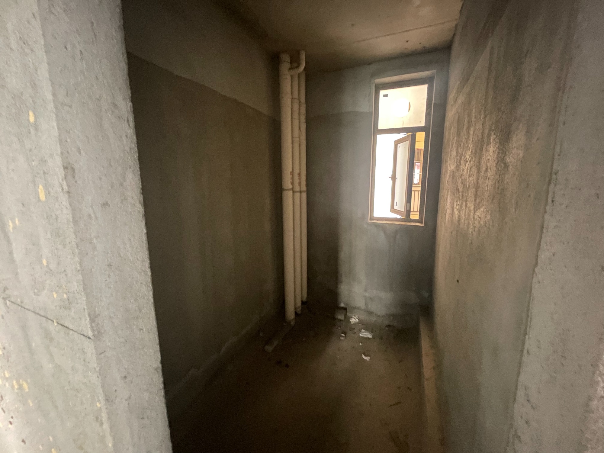 低楼层毛胚窗景房，博雅滨江4室2厅2卫，适合全家人居住，花园式小区环境好，诚心出