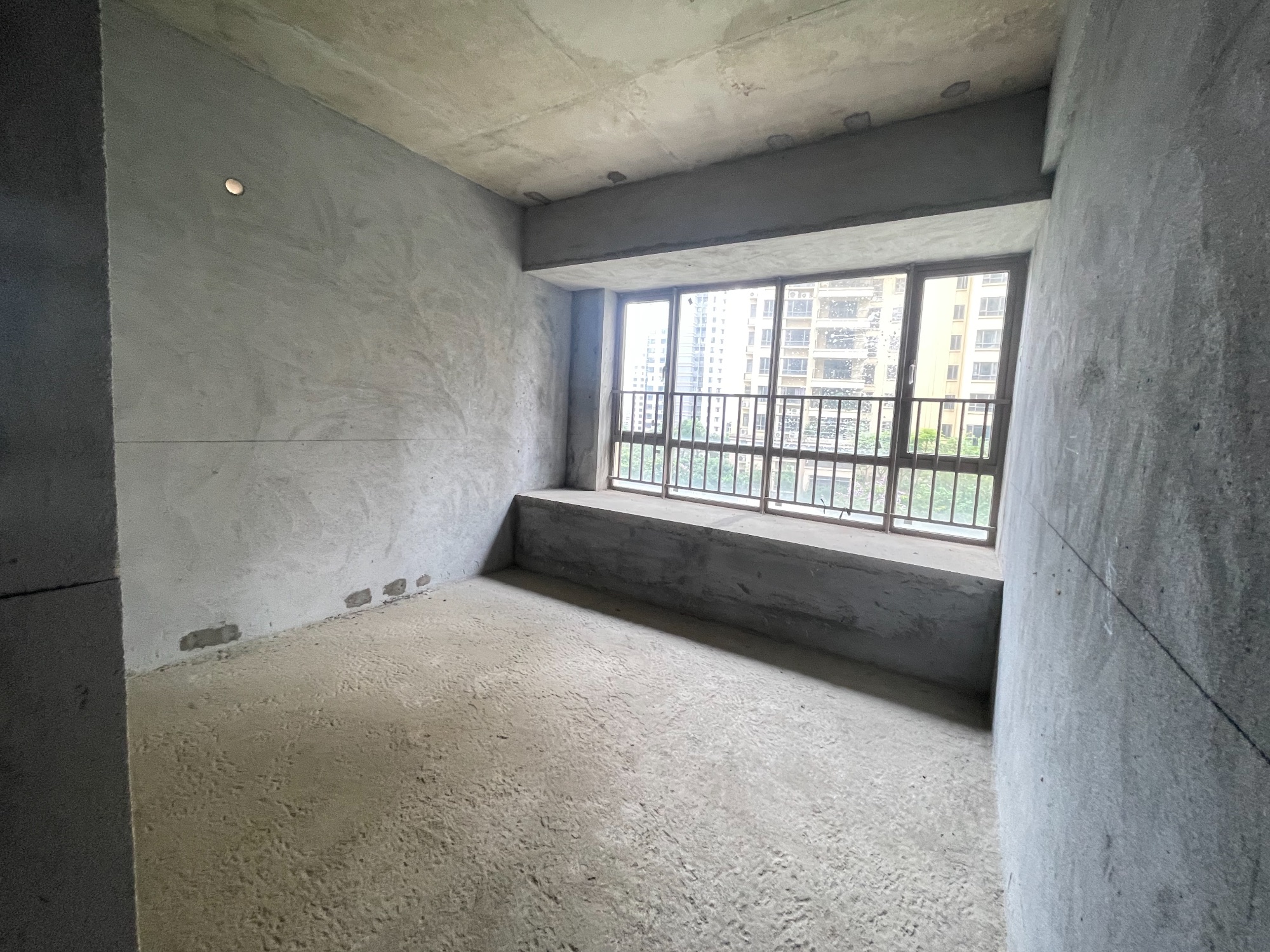 低楼层毛胚窗景房，博雅滨江4室2厅2卫，适合全家人居住，花园式小区环境好，诚心出