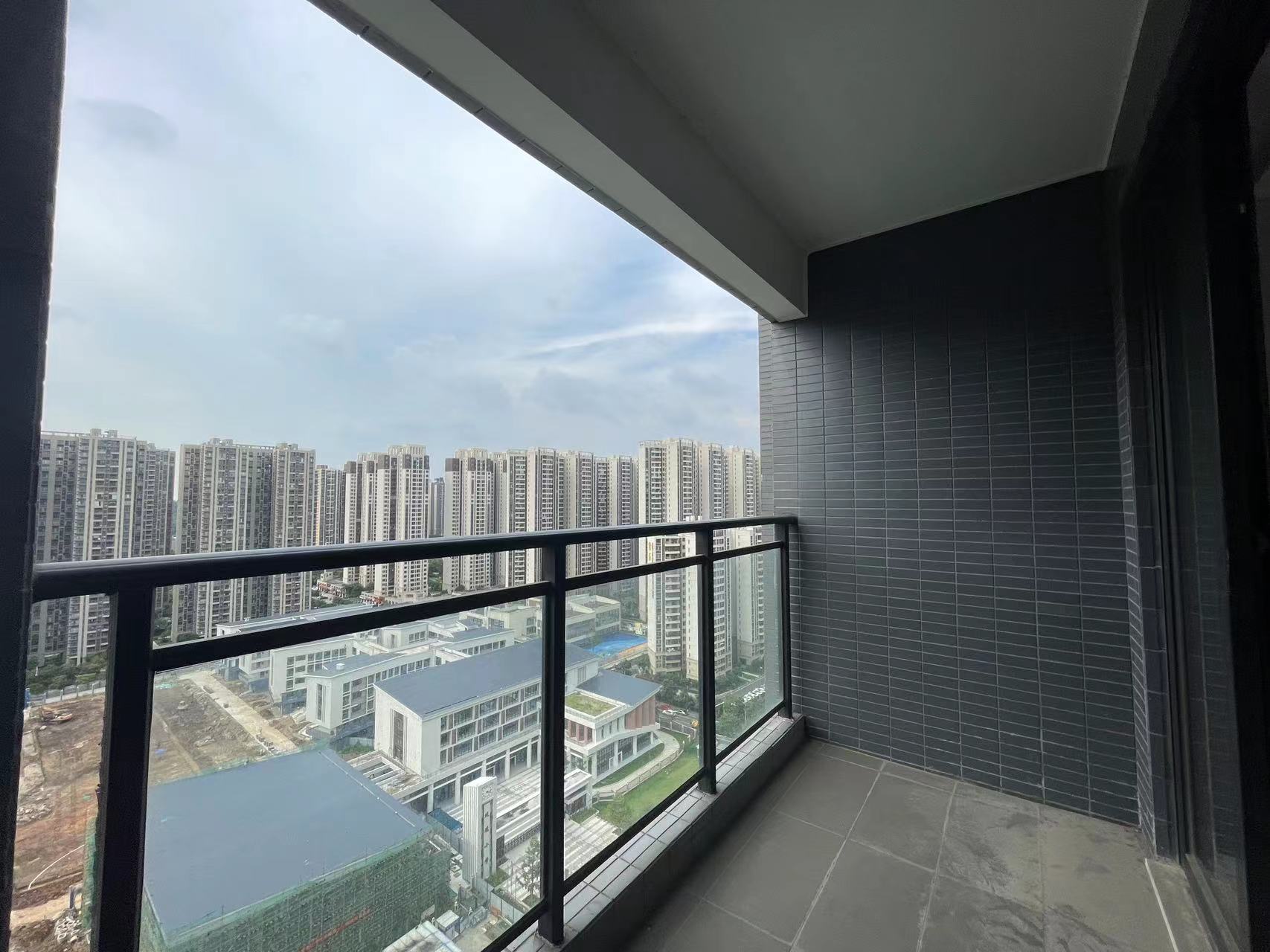 业主急售，中间楼层南向采光好房，时代南湾 2期 3室2厅2卫，诚心出售，欢迎看房